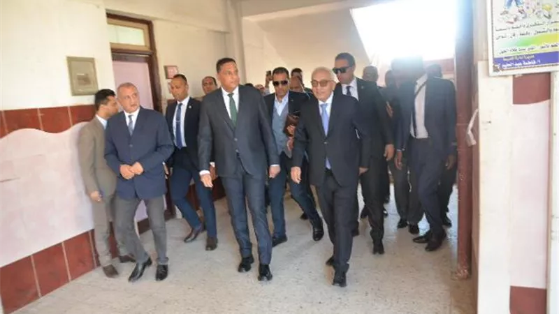 وزير التعليم يتفقد لجان الشهادة الاعدادية وكنترول مدرسة شجرة الدر