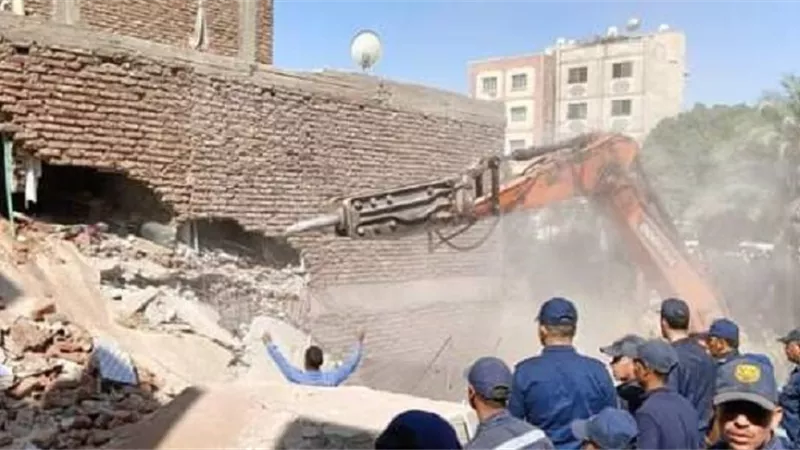 مصرع ٤ أشخاص وإصابة ١٠ آخرين في حادث انهيار منزل بقنا