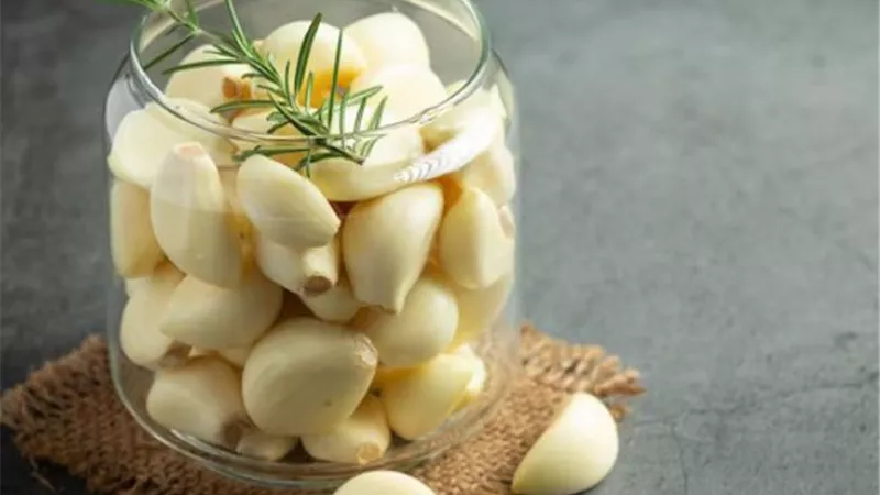 فوائد شرب ماء الثوم على معدة فارغة