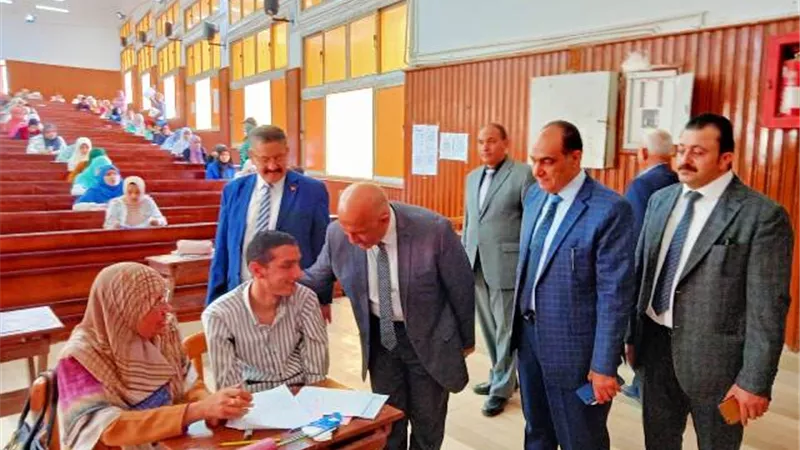 عاطف يتفقد سير الامتحانات بعلوم ذوى الإعاقة بالزقازيق