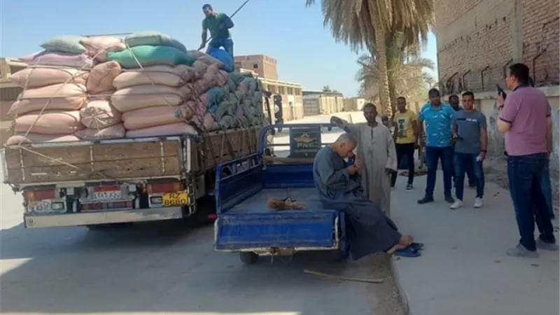 نائب محافظ المنيا يضبط سيارتين محملتين بـ 18 طن قمح