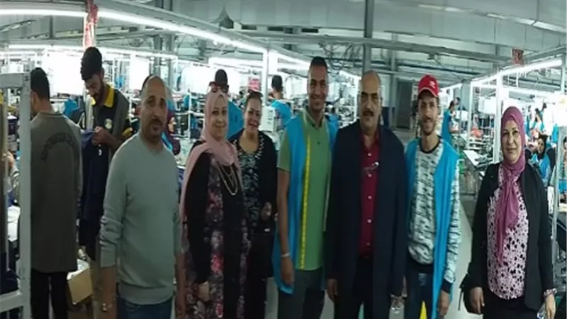 القوى العاملة تتفقد شركة بالإسماعيلية للاطمئنان على أوضاع العمال