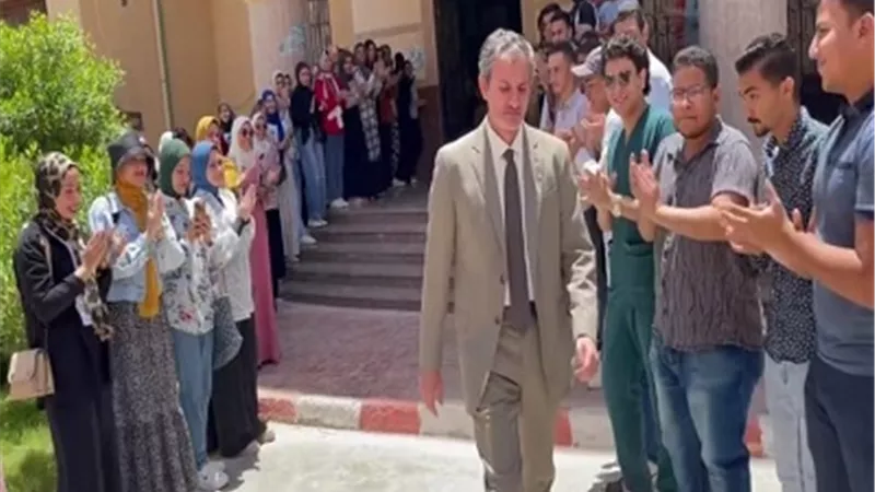 طلاب جنوب الوادي ينظمون ممراً شرفياً لأستاذ في نهاية فترة عمله