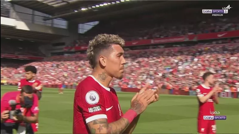 فيرمينو يودع جماهير ليفربول بالدموع بعد انتهاء مباراة أستون فيلا
