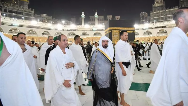 الرئيس السيسي يُؤدي مناسك العمرة على هامش مشاركته في القمة العربية بجدة .. صور