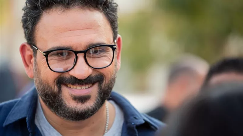 أكرم حسني يهنئ هشام ماجد وشيكو بمسرحيتهم الجديدة