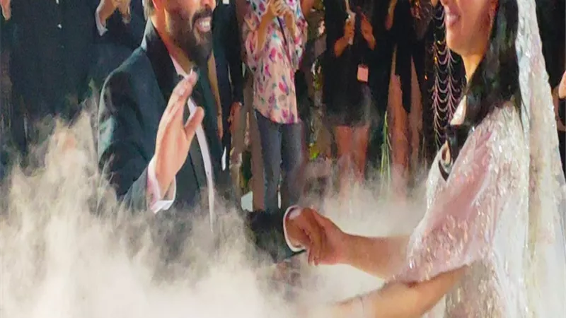 يا فرحة عمري.. الكابو حميد الشاعري يرقص مع ابنته فى حفل زفافها