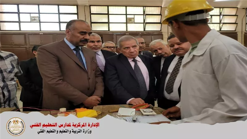 طلاب الدبلومات الفنية يؤدون الامتحانات العملية والتقييم النهائي