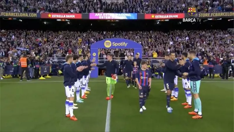 فيديو .. شاهد سوسيداد يقيم ممرا شرفيا للاعبي برشلونة