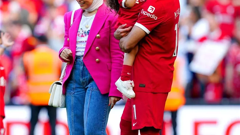 محمد صلاح يصطحب أسرته في آنفيلد بآخر مباريات ليفربول .. بالصور