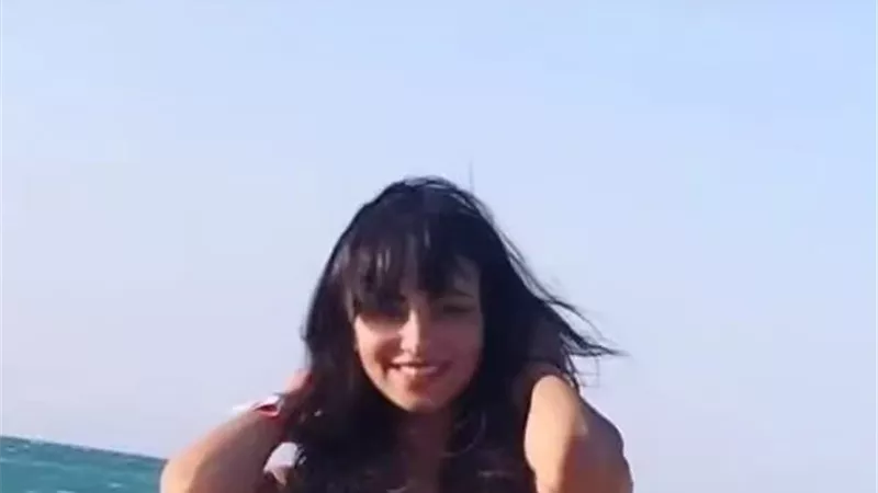 من أمام البحر.. إطلالة صيفية ل إنجى خطاب