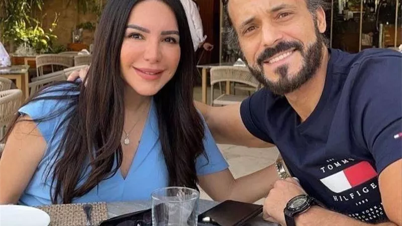 بكلمات رقيقة .. يوسف الشريف يحتفل بعيد زواجه