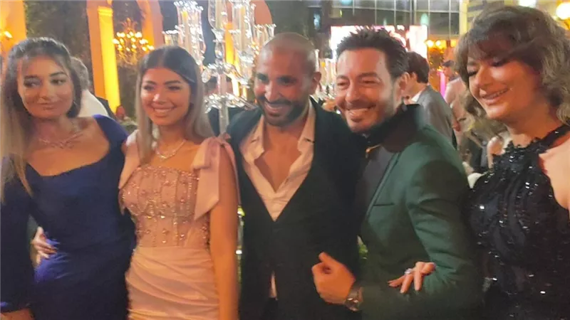 أحمد سعد وأحمد زاهر وأسرته ومحمد حماقي فى زفاف ابنة الكابو.. صور
