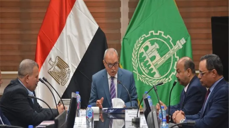 الهجان وعامر يناقشان عددا من المشروعات الإستثمارية الجارى تنفيذها