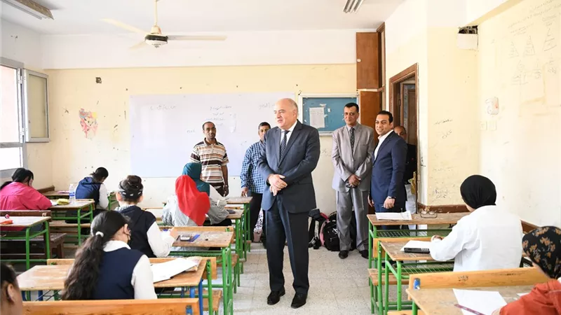 محافظ قنا يتفقد لجان امتحانات الشهادة الإعدادية