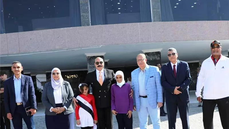 محافظ أسوان يقدم التهنئة لأبنته إسراء محمد بمدرسة النور للمكفوفين