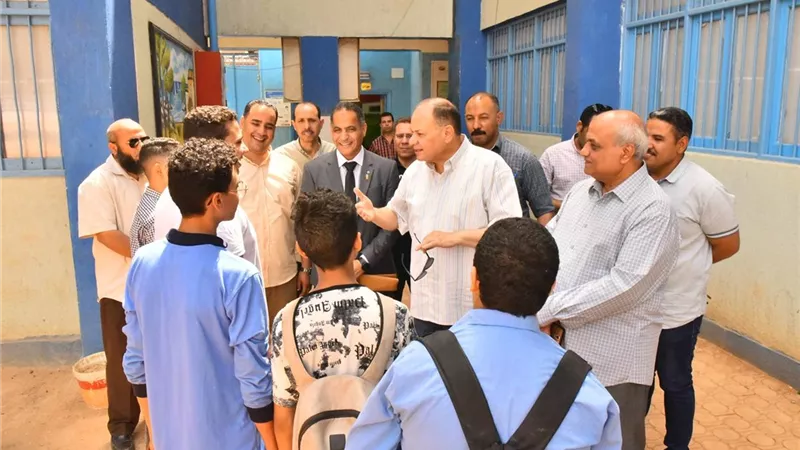 محافظ أسيوط يتفقد عددا من لجان امتحانات الشهادة الإعدادية