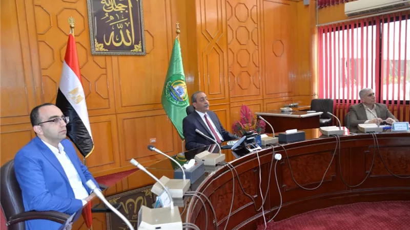 محافظ الإسماعيلية يستعرض نتائج الموجة ٢١ لإزالة التعديات