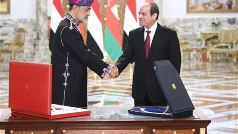 السيسى وسلطان عُمان يتبادلان أرفع الأوسمة فى البلدين