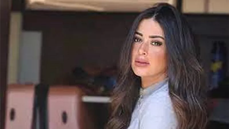 ميرنا نور الدين تخطف القلوب بـ جمبسوت جينز