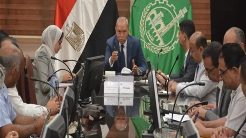 الهجان يناقش تنفيذ وتطوير عددا من المشروعات في قطاع البيئة