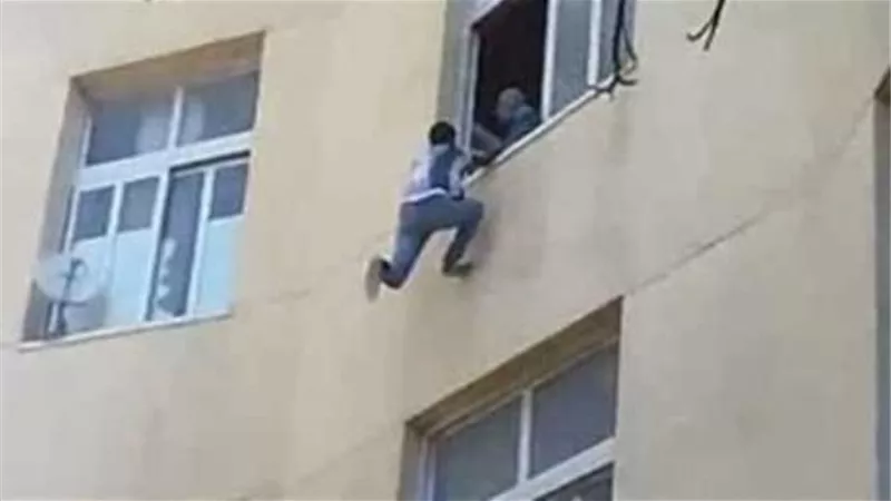 للهرب من زوج عشيقته.. اصابة عامل بكسور اثر قفزة من الدور الثالث