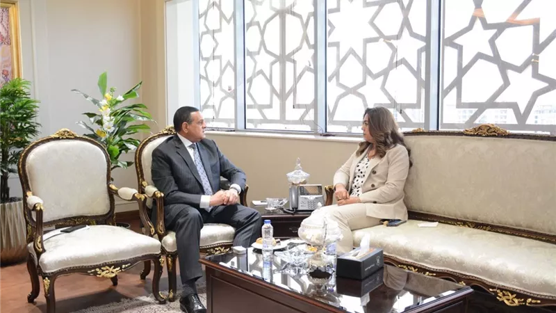آمنة يتابع موقف توريد القمح من المزارعين والموردين في دمياط
