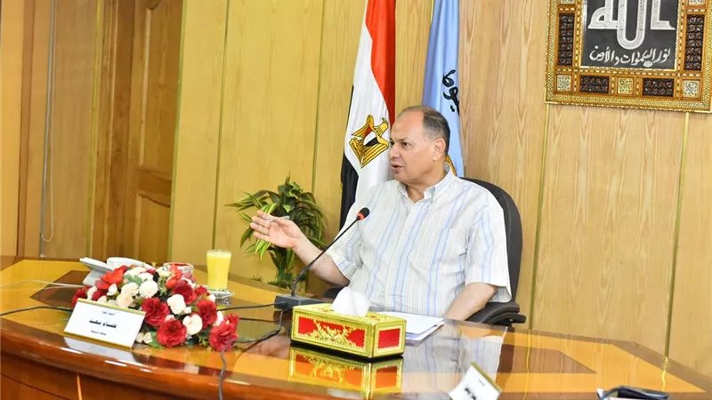 محافظ أسيوط يترأس اجتماع رؤساء المراكز والأحياء ومديرى الإدارات ا