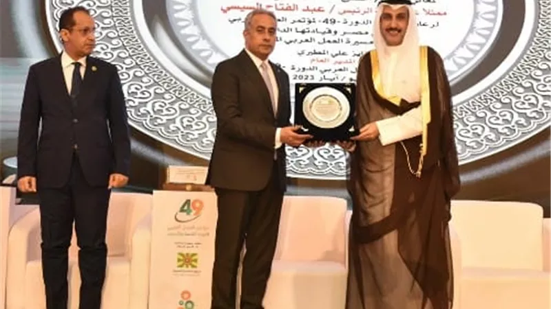 المطيري يُهدي وزير القوى العاملة حسن شحاتة درع 