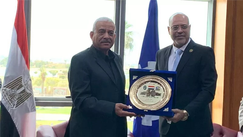 محافظ السويس يستقبل رئيس النقابة العامة للعاملين بالبترول