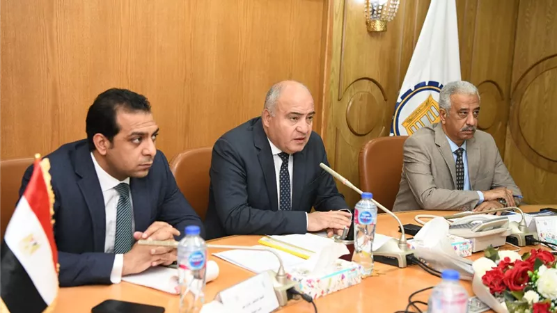 محافظ قنا يتابع الموقف التنفيذي بعدد من المشروعات الخدمية