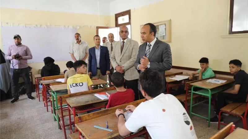 نائب محافظ المنيا يتفقد عددا من لجان امتحانات الشهادة الإعدادية