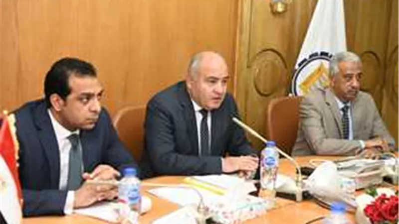 محافظ قنا يبحث الموقف المالي والتنفيذي لمشروعات الربع الأخير
