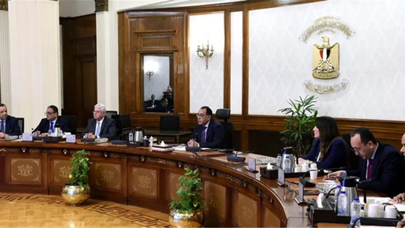 مدبولي يتابع مقترحات مشروع تطوير الهوية البصرية للطريق الدائري