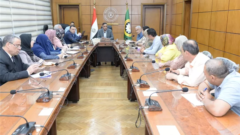 محافظ الدقهلية يتابع توصيل مرافق الصرف الصحي لمشروع مساكن