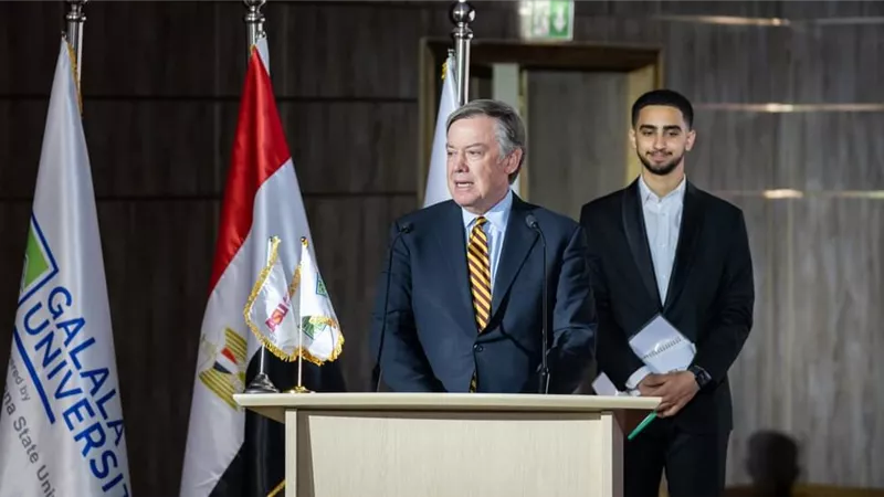 مايكل كرو يشيد بالتجربة المشتركة بين الجلالة واريزونا الأمريكية