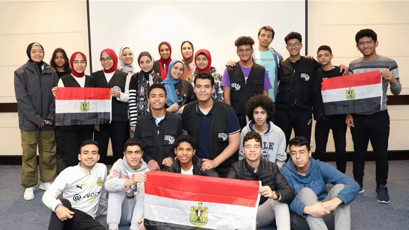 حجازي يهنئ الطلاب الفائزين في معرض