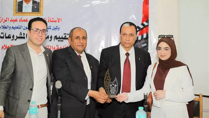 تكريم مشروعات تخرج طلاب الإذاعة والتليفزيون بقسم الإعلام بآداب ال