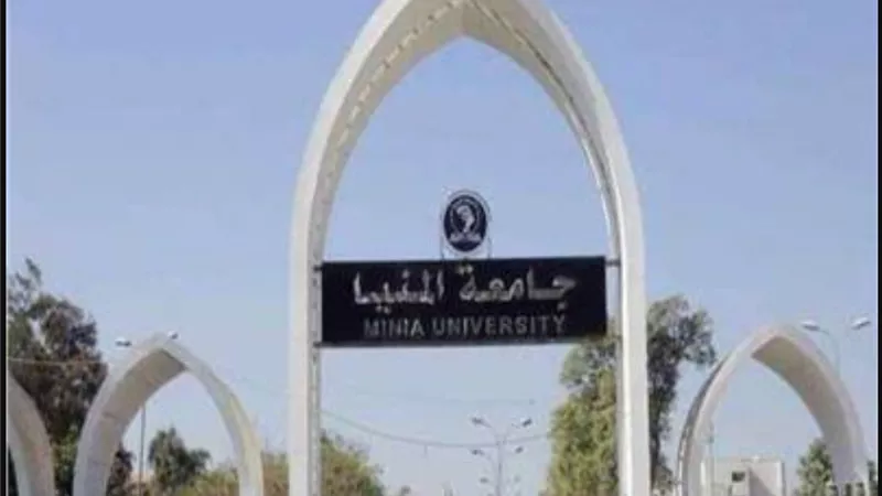 رئيس جامعة المنيا يفتتح المعارض الطلابية للديكور والجرافيك