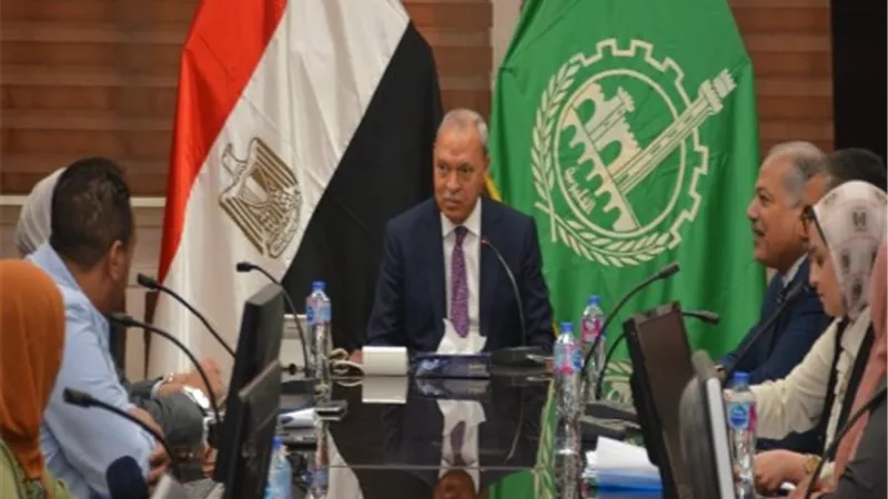 محافظ القليوبية يناقش سبل تنفيذ مبادرة التعلم مدى الحياة