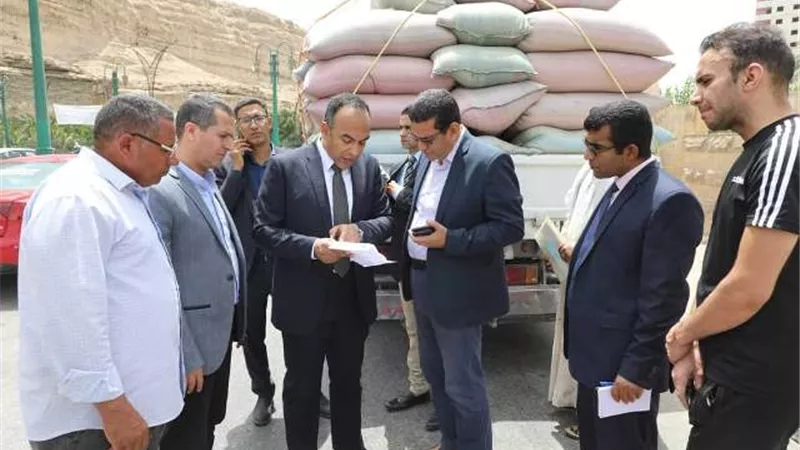 نائب محافظ المنيا يضبط سيارة محملة بـ 12 طن قمح بالمنيا