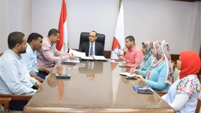 القاضي يعقد اجتماعا بأعضاء فريق 