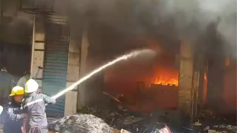 حريق هائل بمعرض موبيليا بالشرقية