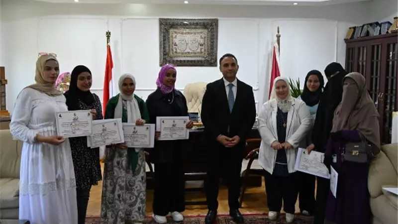 جامعة الفيوم.. تكرم المشاركين فى دورات مركز الخدمة العامة