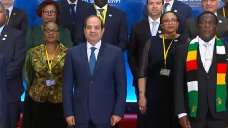 السيسي يتوسط صورة تذكارية مع المشاركين في اجتماعات البنك الافريقى
