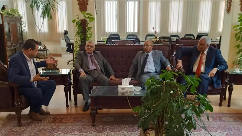رئيس جامعة الزقازيق يستقبل وكيل وزارة المالية الجديد