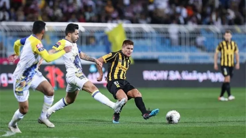 الاتحاد يحسم الشوط الأول لصالحه بهدف فى شباك الباطن - فيديو