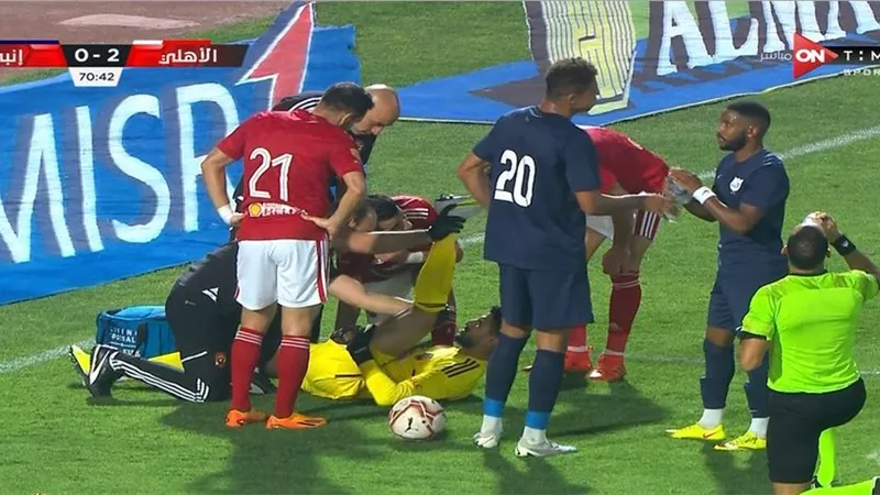 على لطفى يغادر مباراة الاهلى وانبى للاصابة.. وشوبير بديلا له