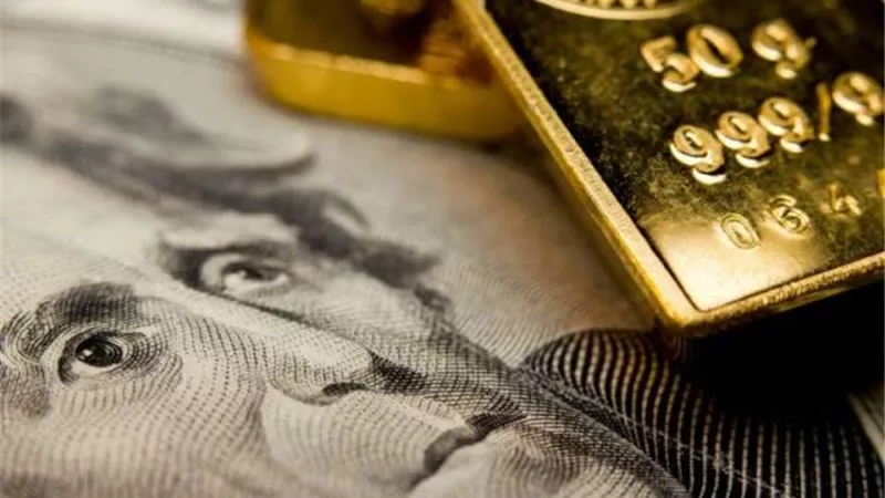الذهب يتراجع وسط قوة الدولار