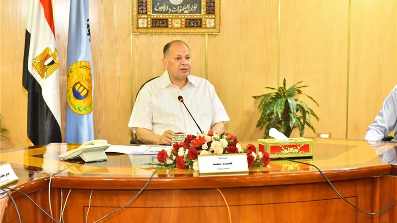 محافظ أسيوط يواصل اجتماعاته الدورية لمتابعة إجراءات توريد القمح